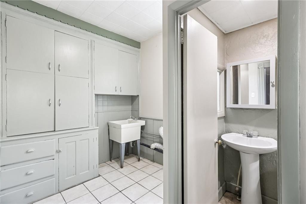 440 East Pearl Street Butler, PA 16001 - Photo 19 of 47 Main-level laundry