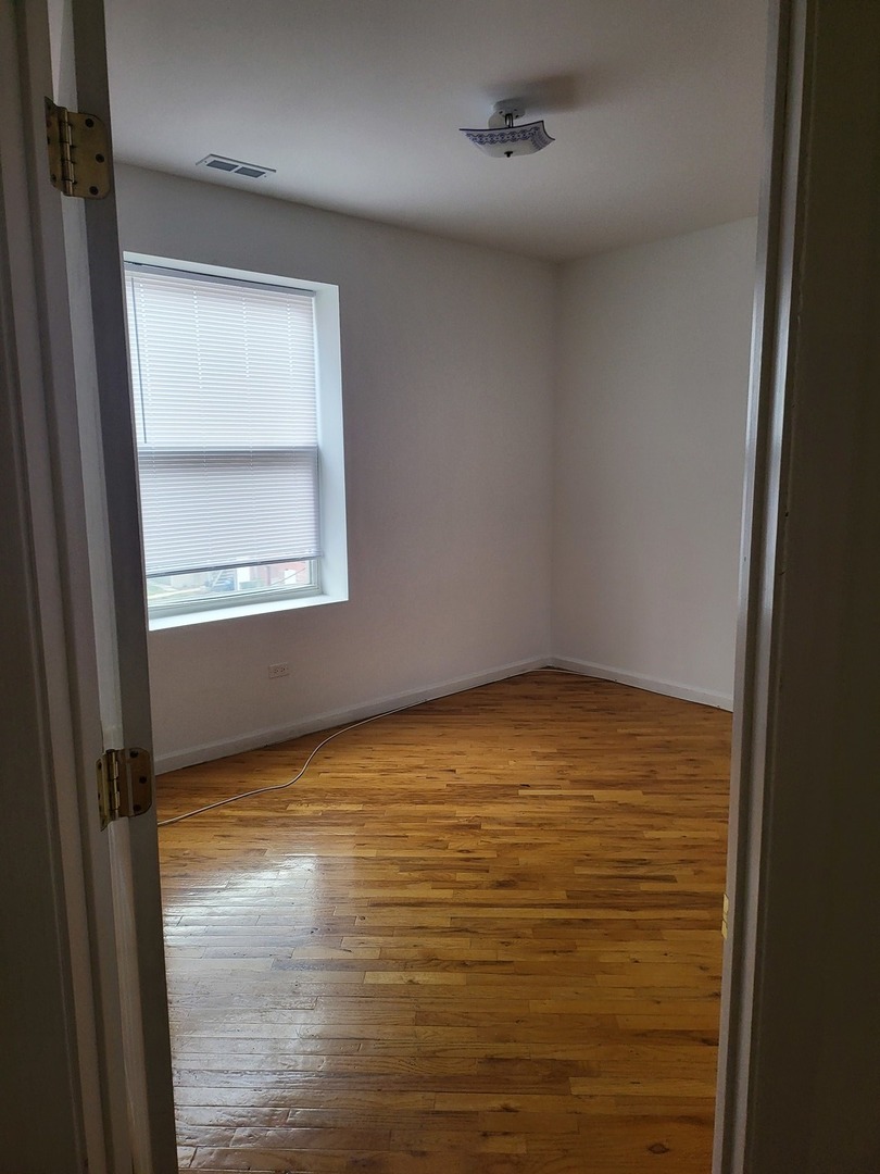 820 East 44th Street, Unit 2 Chicago, IL 60653 - Photo 11 of 12 a view of an empty room with a window