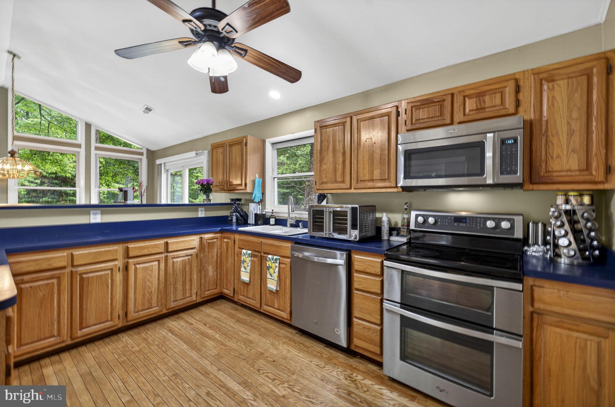 41726 Stumptown Road Leesburg, VA 20176 - Photo 17 of 91 Large Kitchen / Vaulted Ceilings / SS Appliances