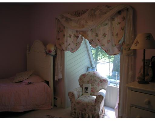 7 Stuart Place Westfield, MA 01085 - Photo 13 of 20 a living room with furniture and a window