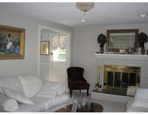 7 Stuart Place Westfield, MA 01085 - Photo 3 of 20 a living room with furniture and a fireplace