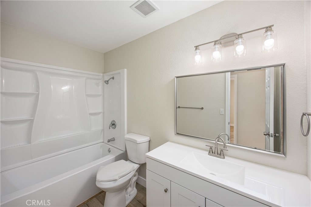 20923 Rambling Road Apple Valley, CA 92308 - Photo 5 of 13 Bathroom #2