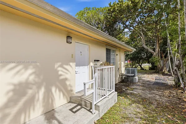 $2,275 | 13 South Royal Poinciana Boulevard, Unit 24, Miami Springs, FL 33166