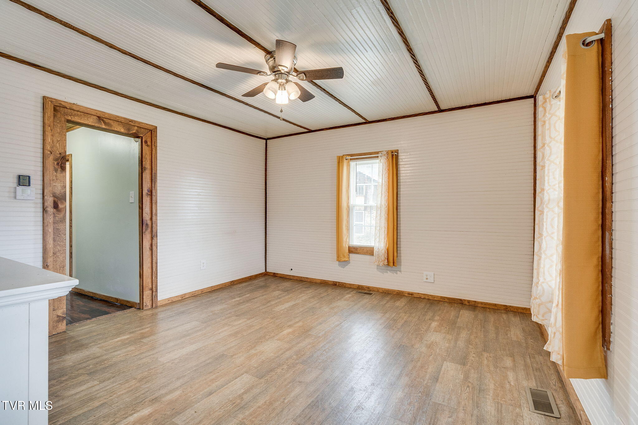 121 Coleman Road Hampton, TN 37658 - Photo 5 of 37 005