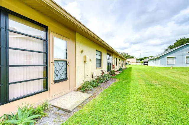 a view of an house with backyard and garden