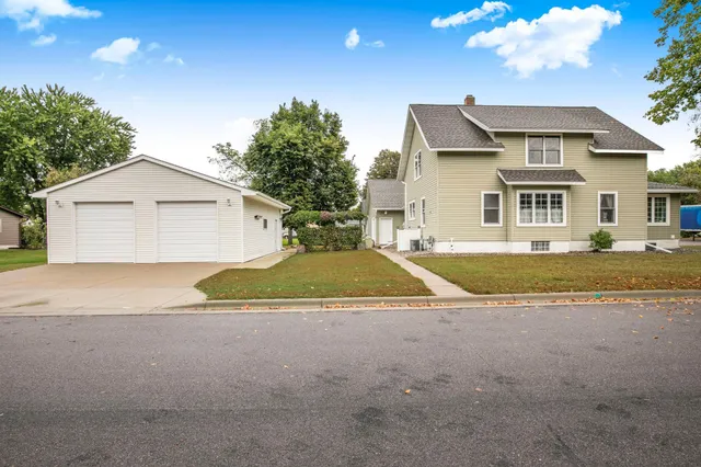 $329,900 | 122 2nd Avenue South, Brownton, MN 55312