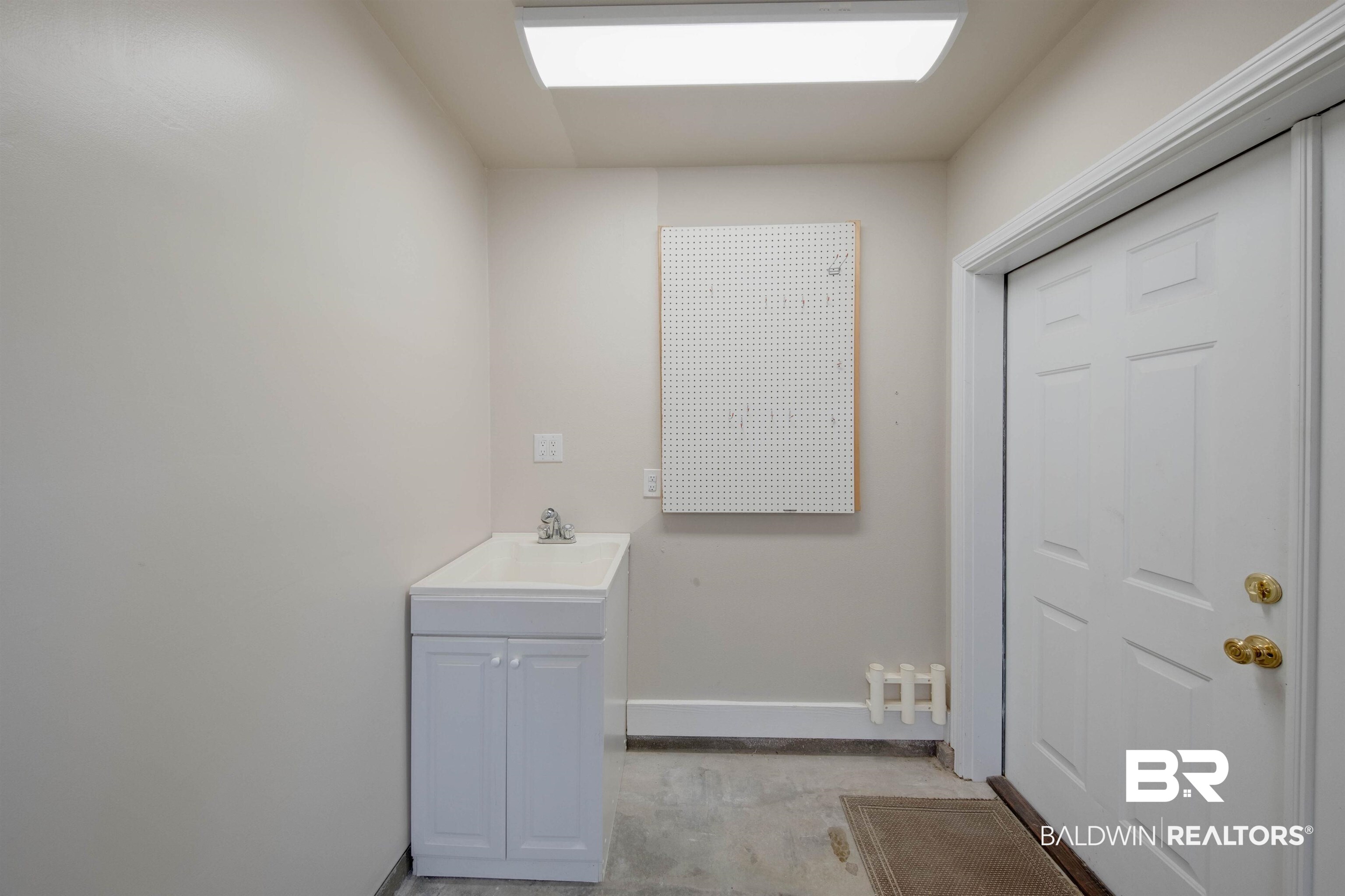 9462 Lakeview Drive Foley, AL 36535 - Photo 23 of 50 Sink in garage