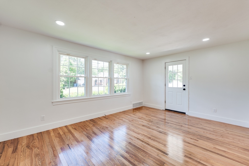1386 Piper Road West Springfield, MA 01089 - Photo 17 of 39