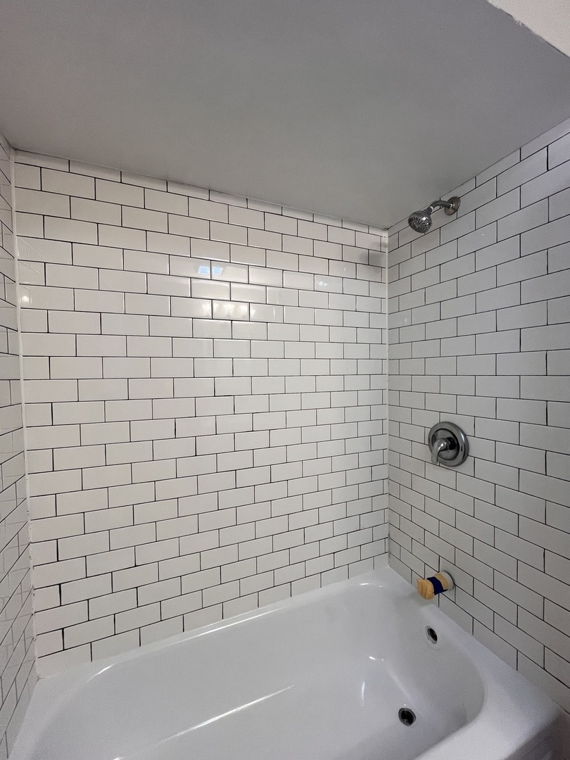 6138 South Kilpatrick Avenue, Unit 1 Chicago, IL 60629 - Photo 9 of 11 a bathroom with a bathtub