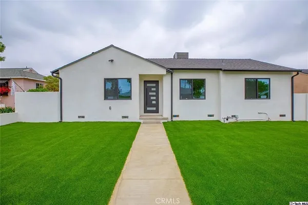 a front view of house with yard