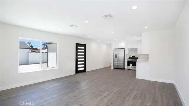 $3,900 | 10424 Woodley Avenue, Granada Hills, CA 91344