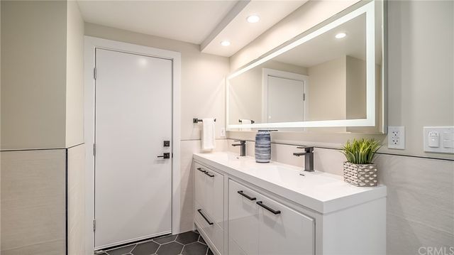 an empty room with windows and ceiling fan