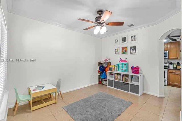 a view of entryway and livingroom with furniture