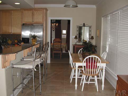 Eat-in Kitchen and Bar