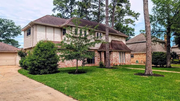 a view of a yard in front of house