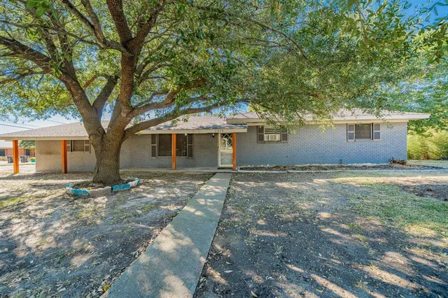 a view of a house with yard and tree s