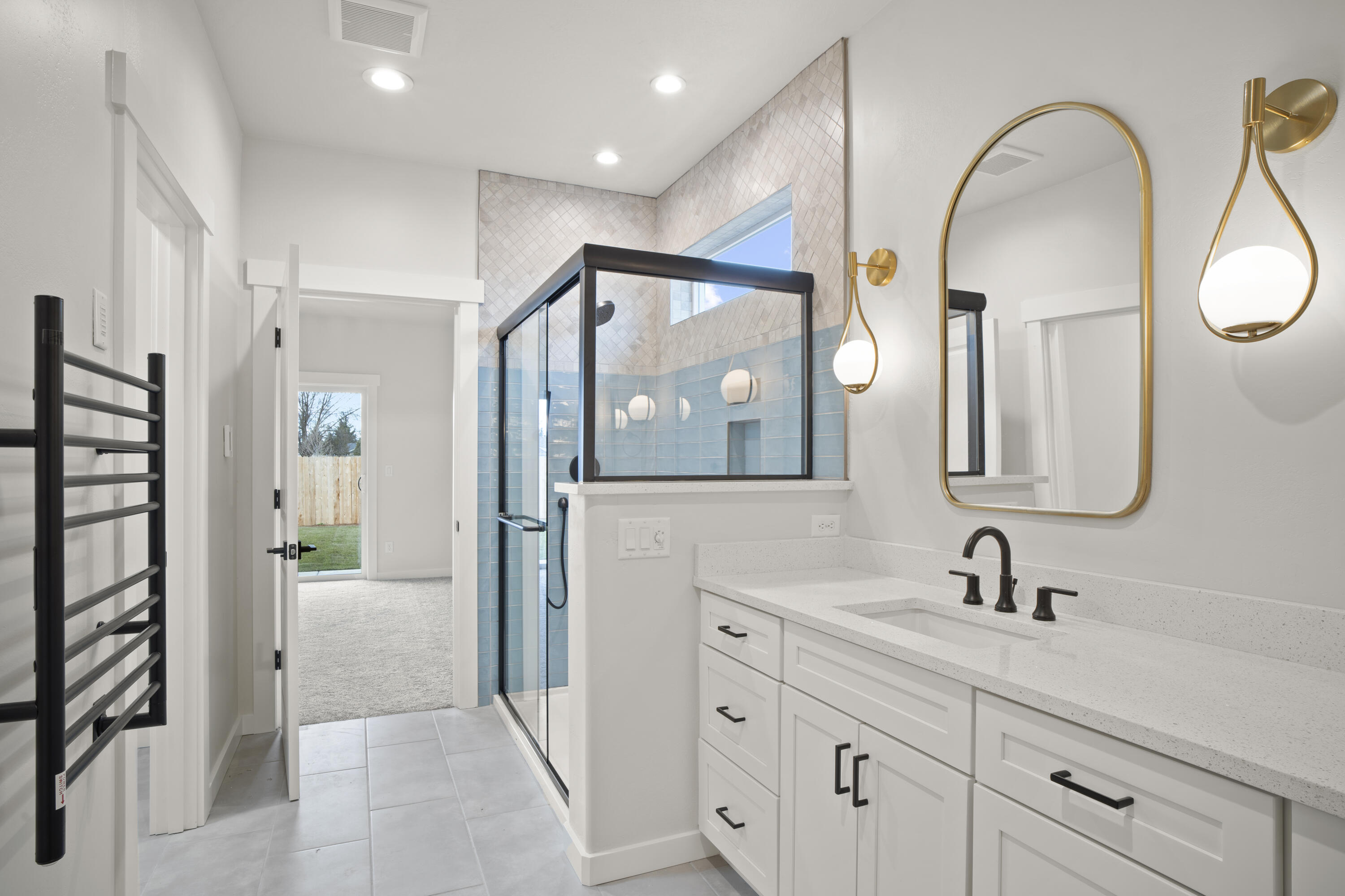 263 Samuel Lane Loop Road Phoenix, OR 97535 - Photo 19 of 31 Primary bath