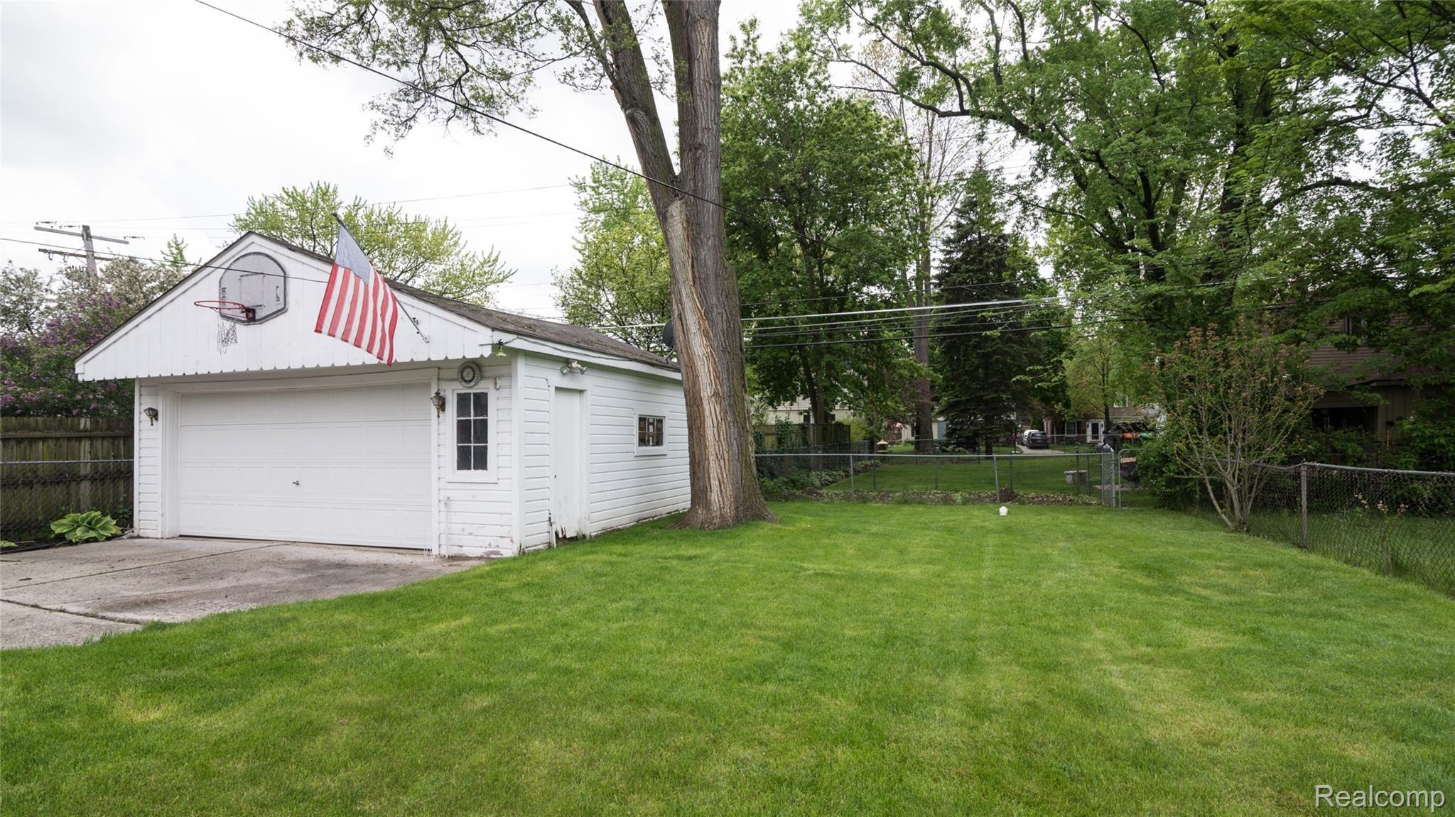 11307 Merriman Road Livonia, MI 48150 - Photo 9 of 32 008_31.jpg