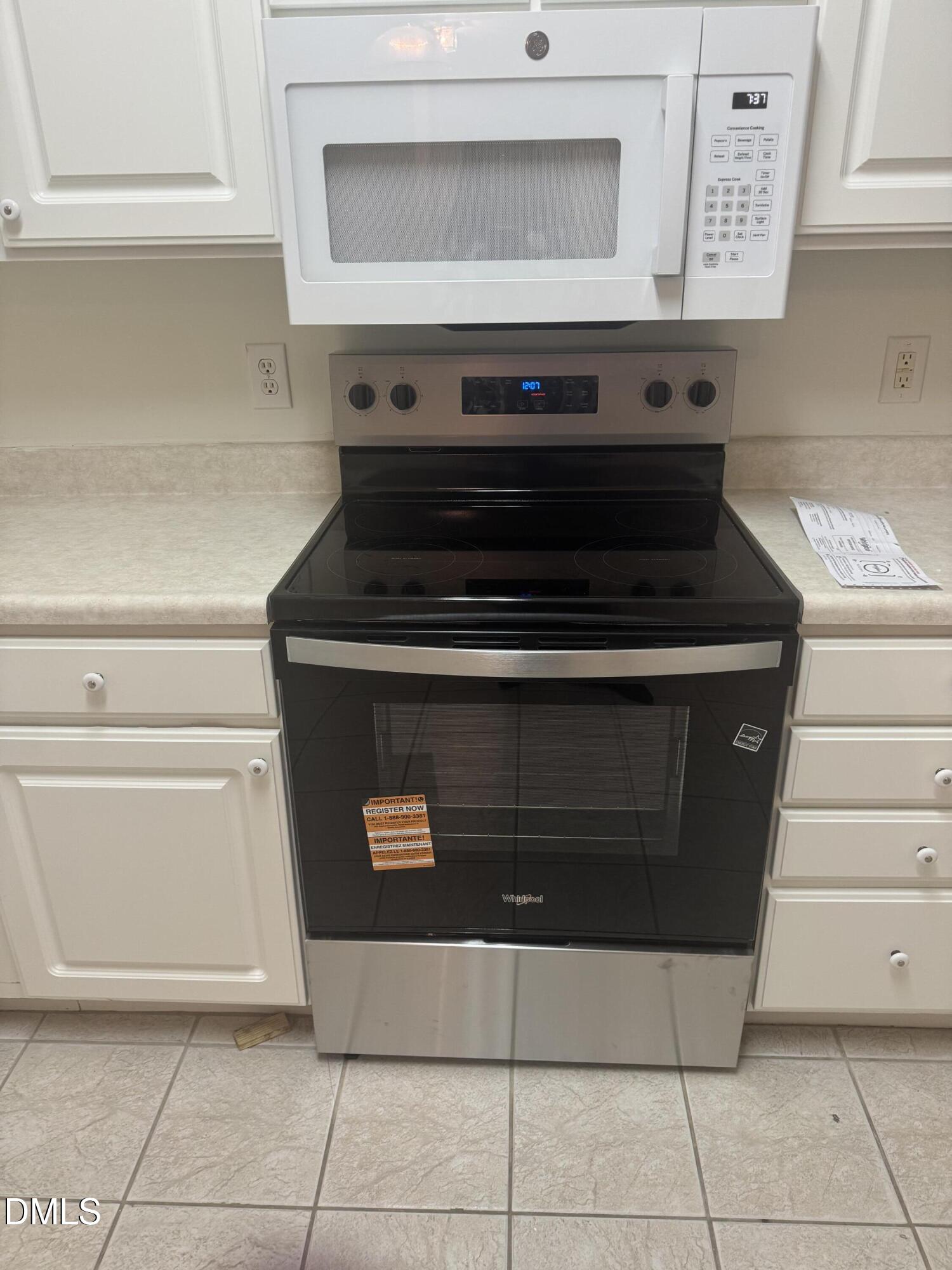 2511 Friedland Place, Unit 202 Raleigh, NC 27617 - Photo 5 of 19 a stove top oven sitting inside of a kitchen