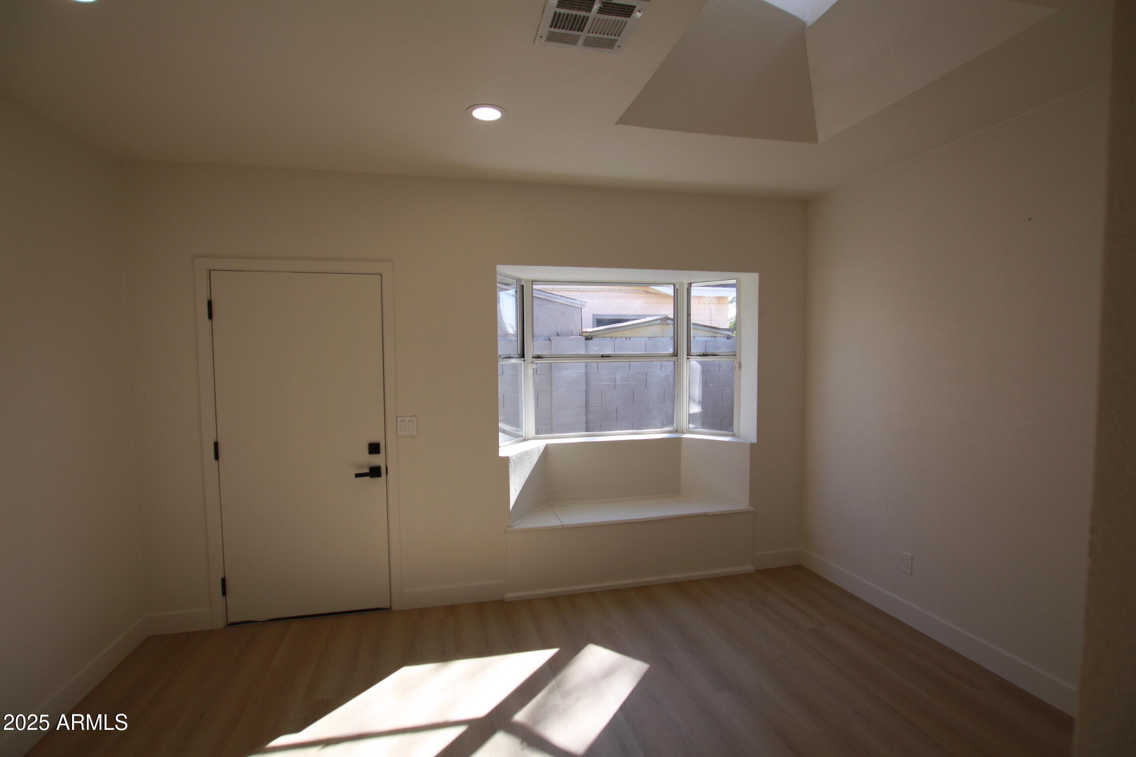 443 North Sycamore Mesa, AZ 85201 - Photo 22 of 33 a view of hallway with window