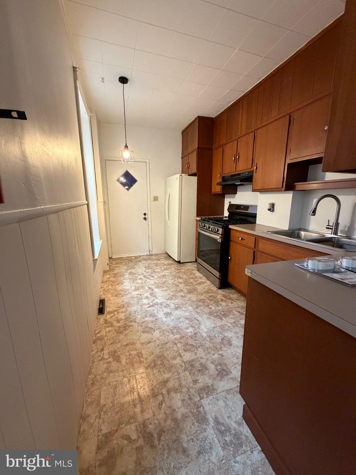 928 Mulberry Street Reading, PA 19604 - Photo 4 of 21 Charming kitchen with modern touches.