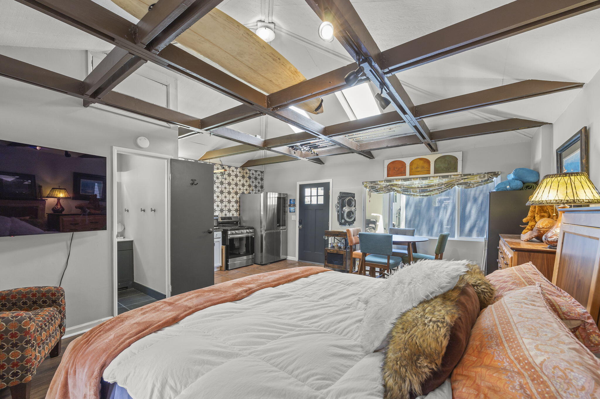 301 Park Road Ojai, CA 93023 - Photo 23 of 38 a bed room with a bed and a large mirror