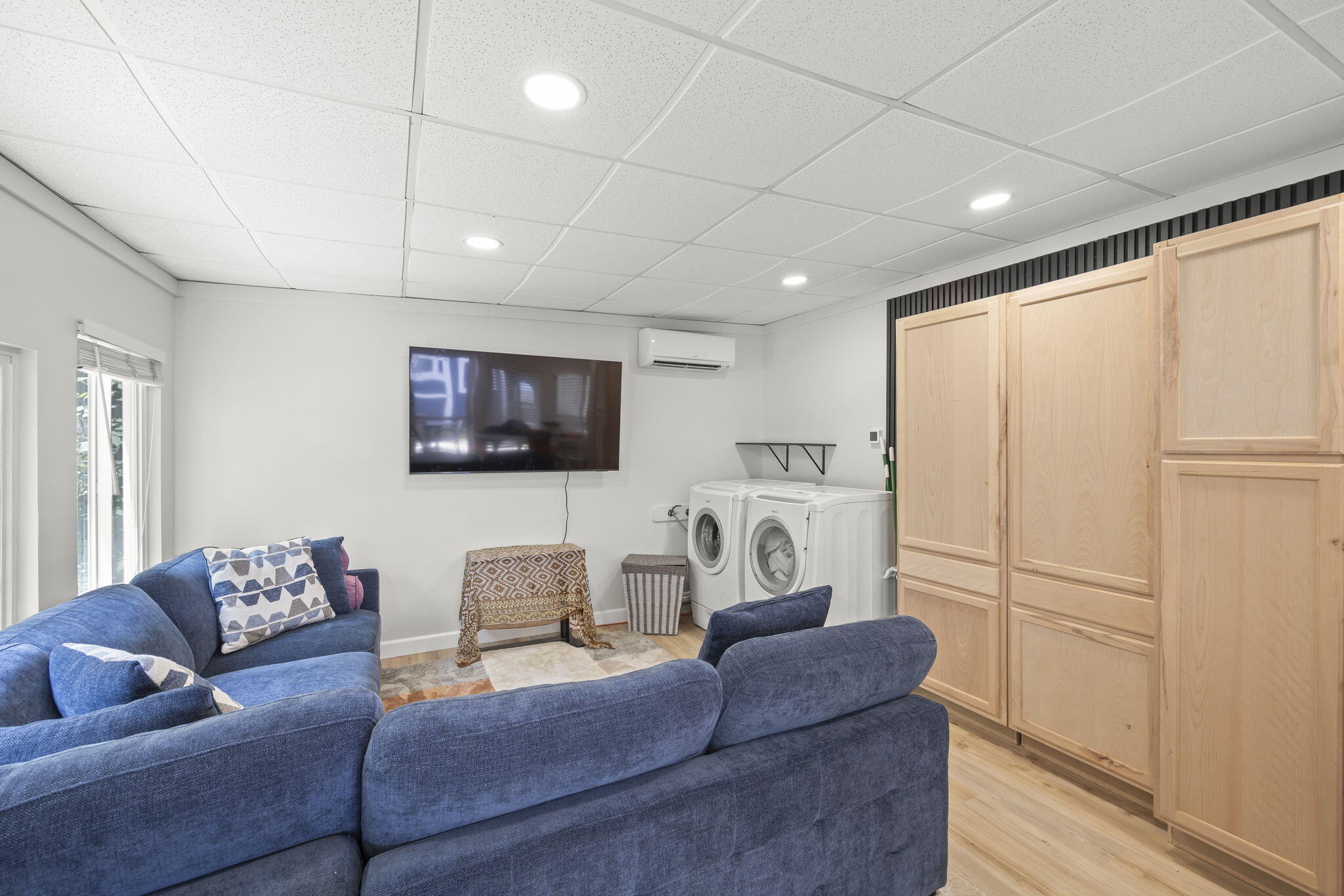 301 Park Road Ojai, CA 93023 - Photo 25 of 38 a living room with furniture and a flat screen tv