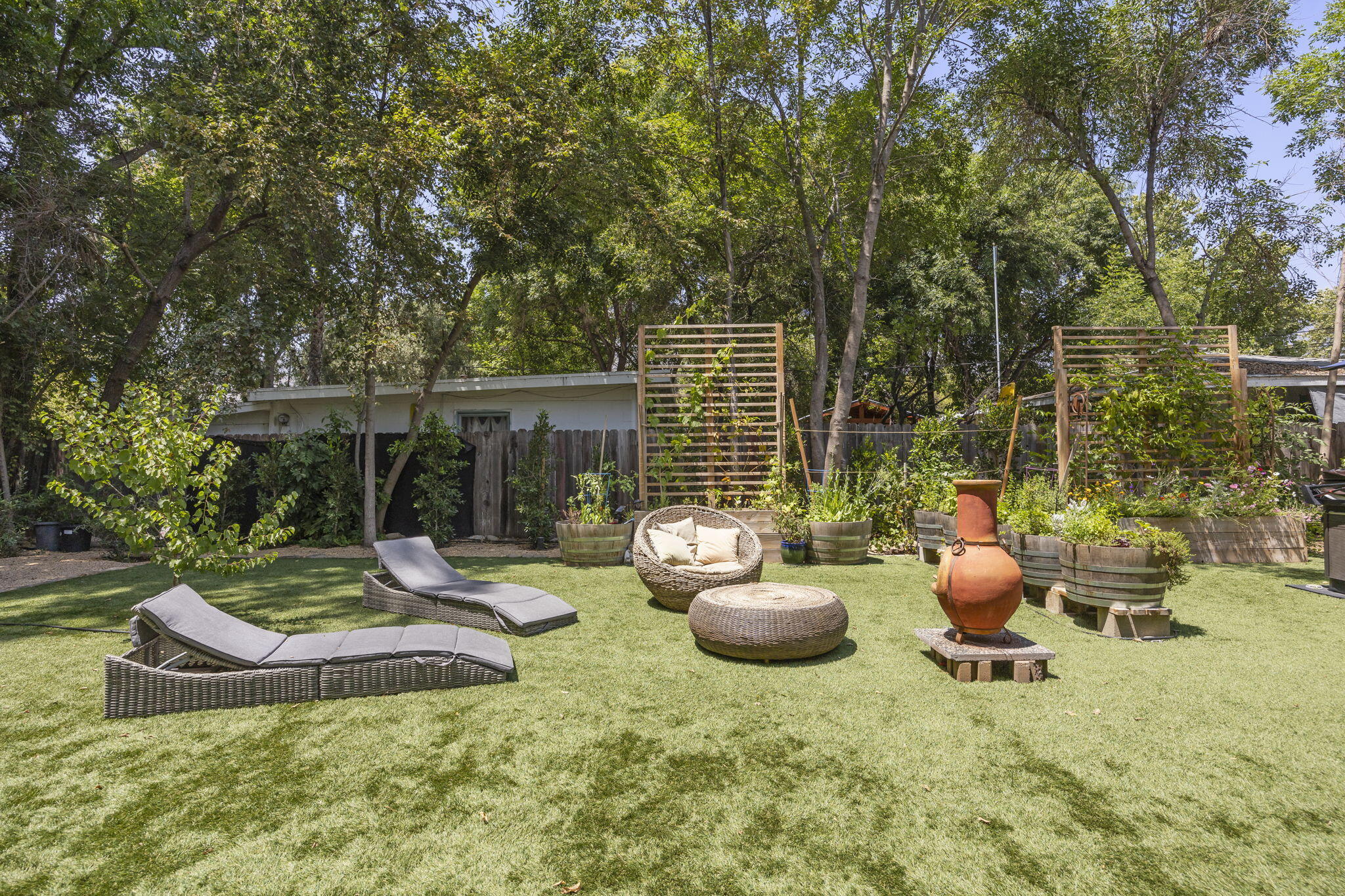 301 Park Road Ojai, CA 93023 - Photo 34 of 38 a garden view with a sitting space