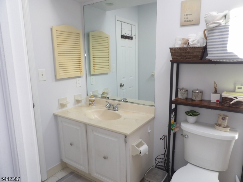 605 Timber Oaks Road Edison, NJ 08820 - Photo 17 of 25
