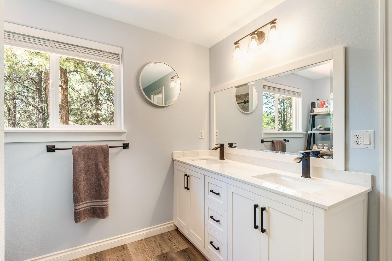 19505 Fishhawk Loop Bend, OR 97702 - Photo 12 of 26 Primary Bathroom