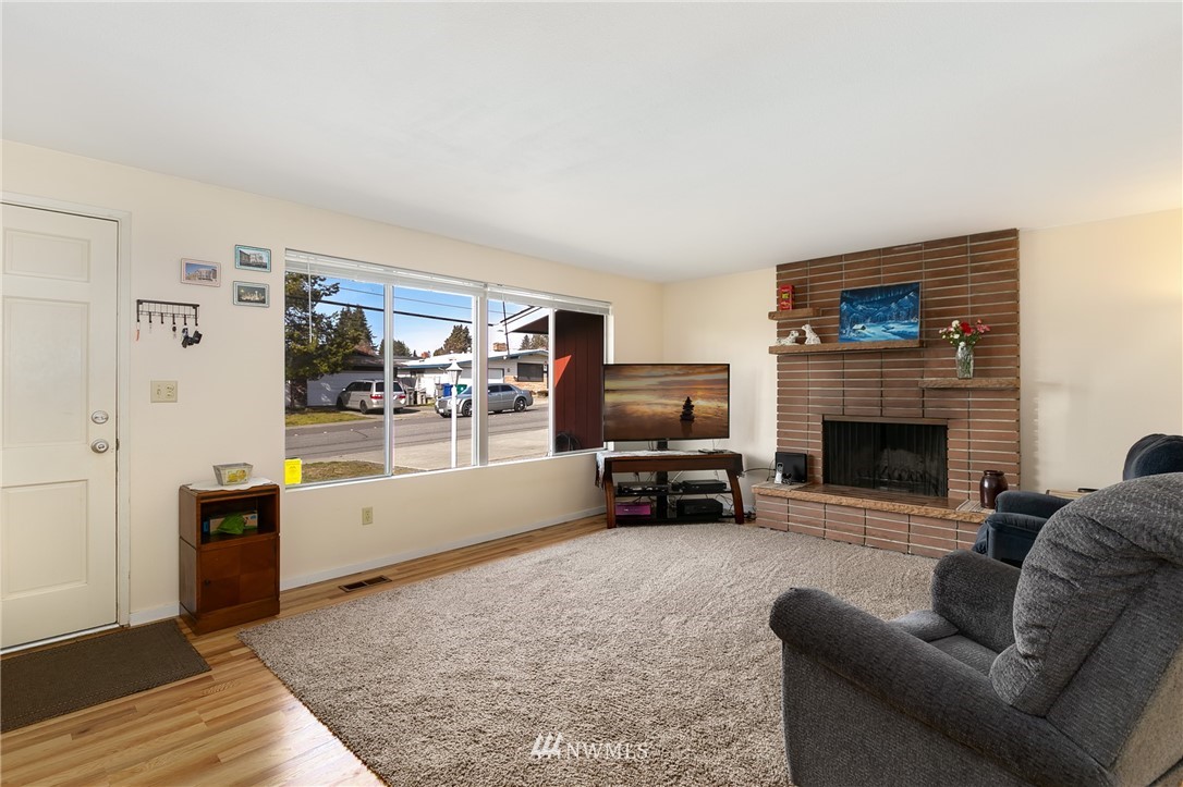3029 Northeast 7th Street Renton, WA 98056 - Photo 3 of 17