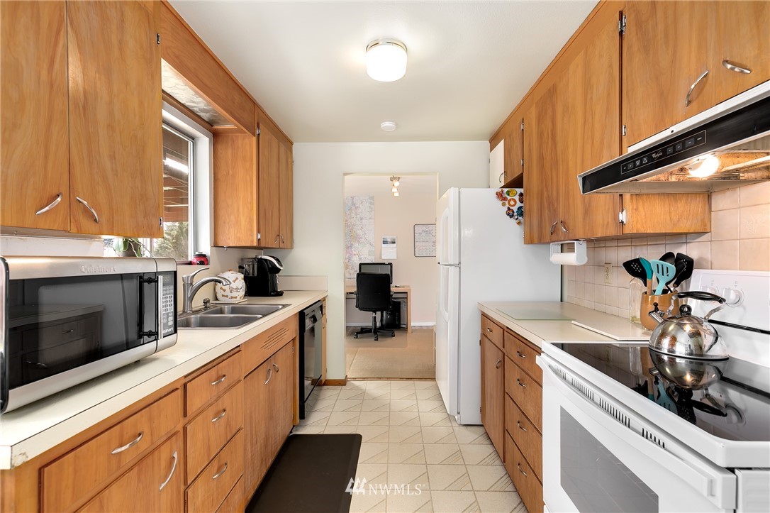 3029 Northeast 7th Street Renton, WA 98056 - Photo 8 of 17