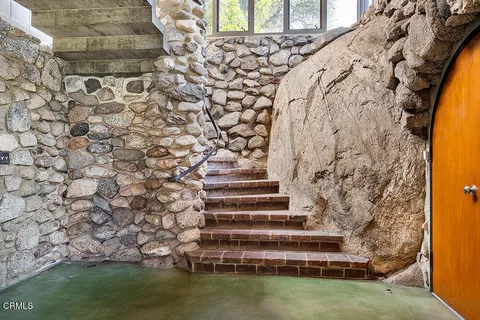 a view of entryway with natural light