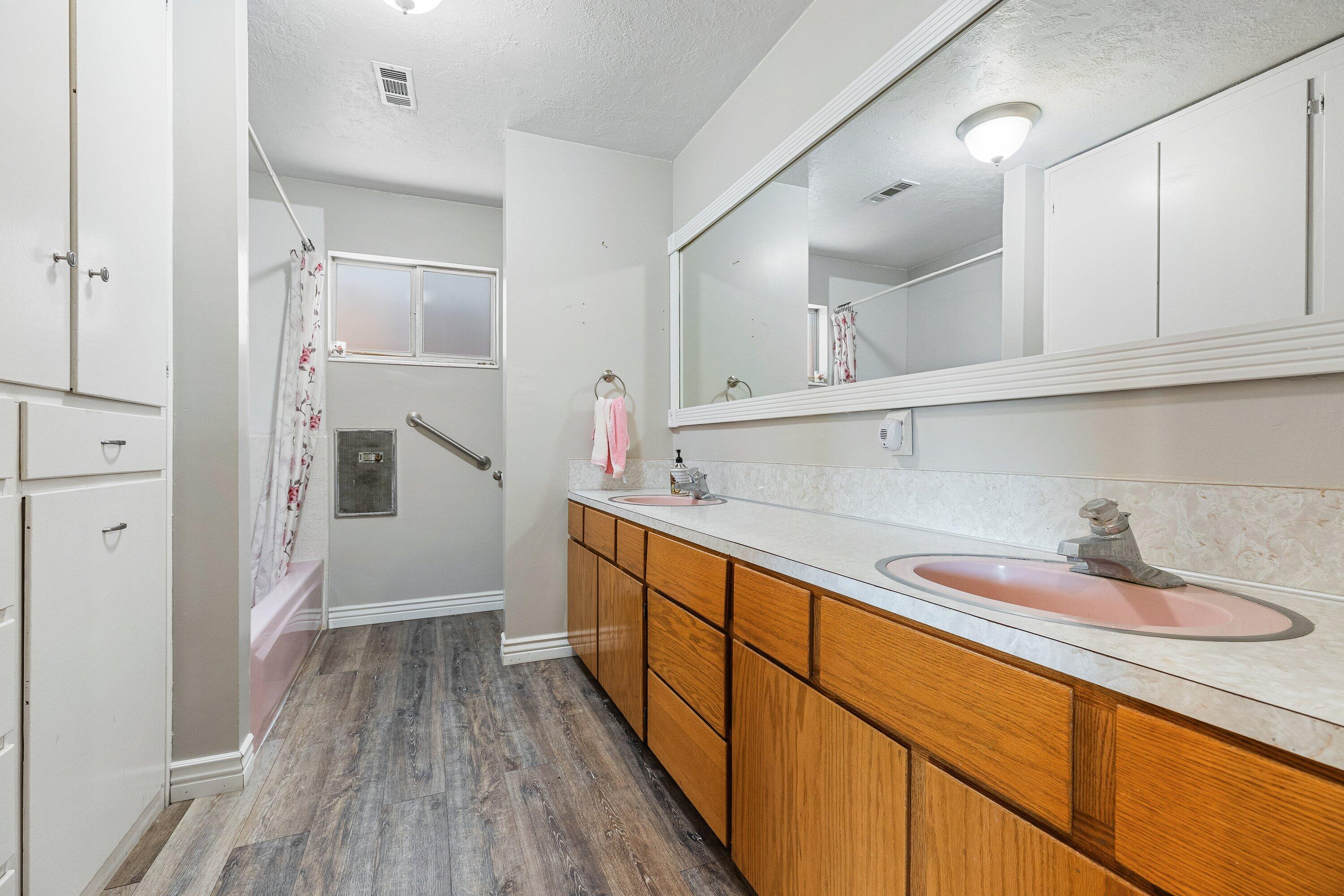 81 South Center Street Enterprise, UT 84725 - Photo 17 of 35 Full Bathroom