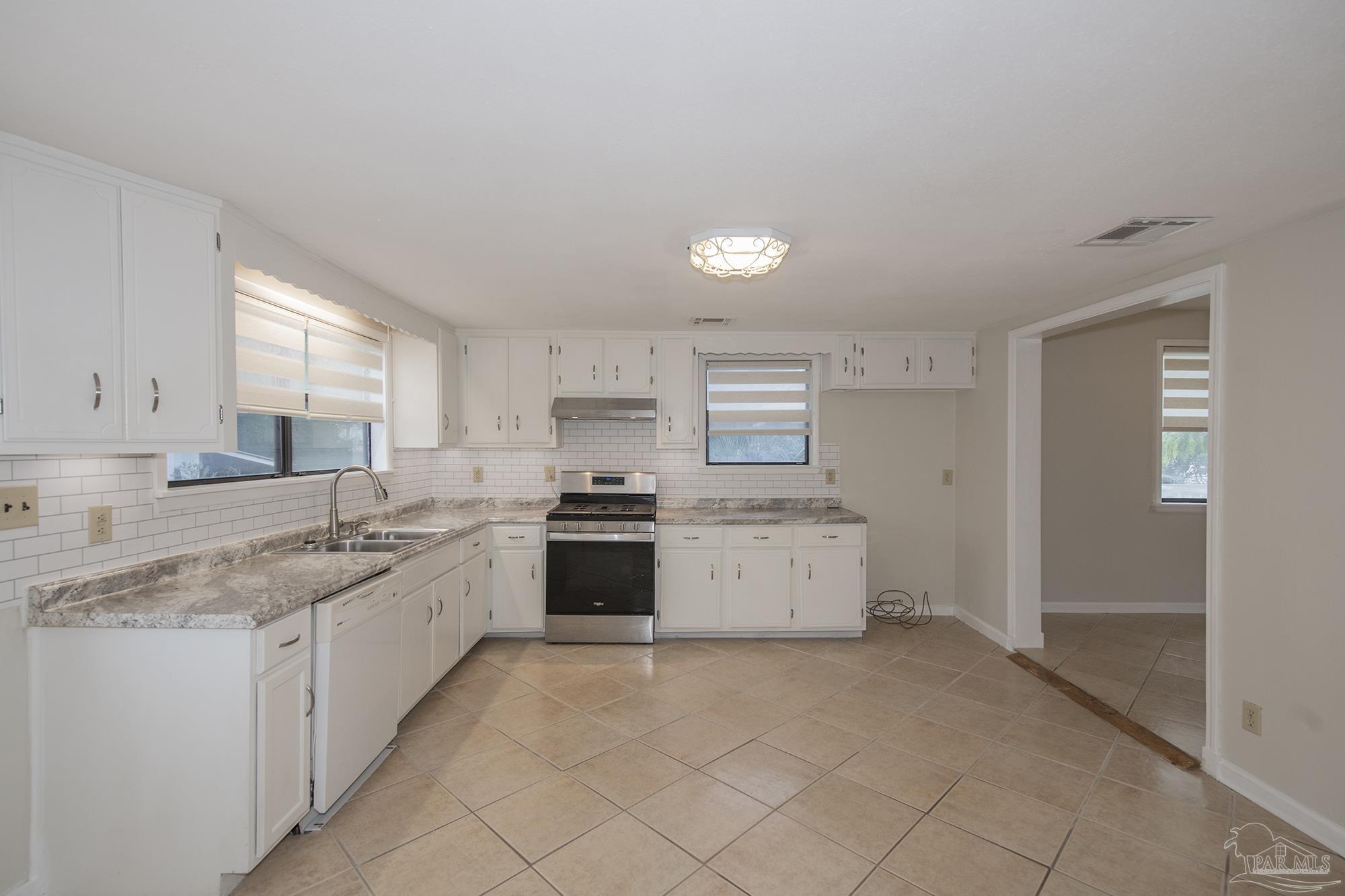 211 Berry Road Pensacola, FL 32507 - Photo 7 of 39