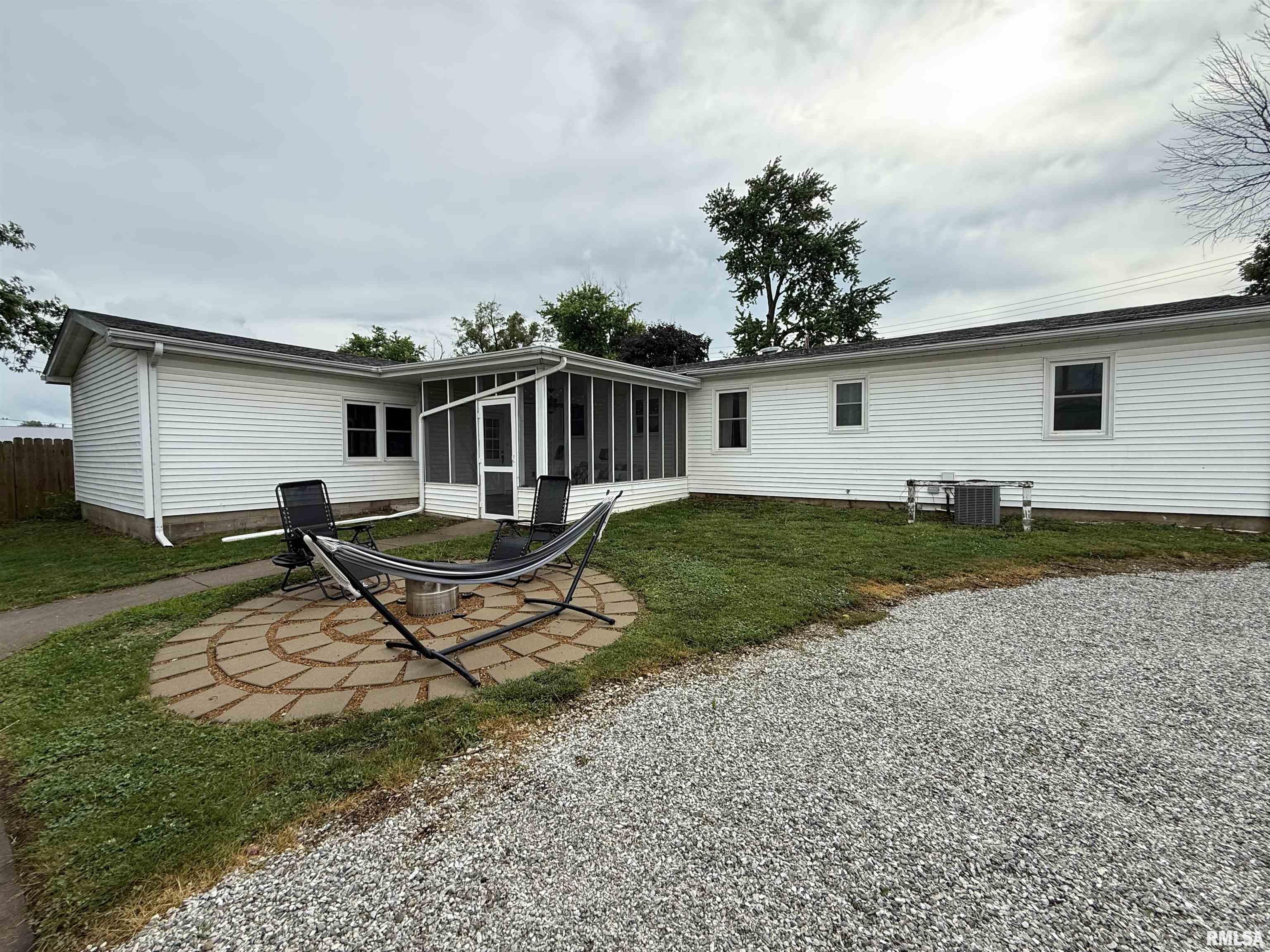 611 South Maple Street Lewistown, IL 61542 - Photo 6 of 59