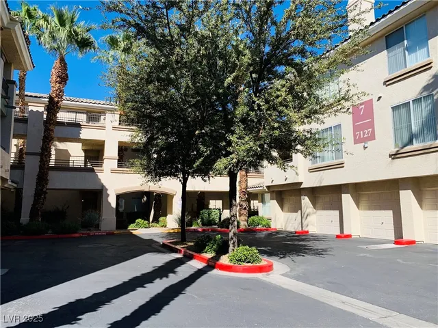 $1,295 | 7127 South Durango Drive, Unit 211, Las Vegas, NV 89113