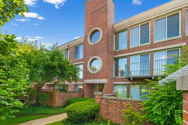 $575,000 | 1050 Arbor Lane, Unit 303, Northfield, IL 60093