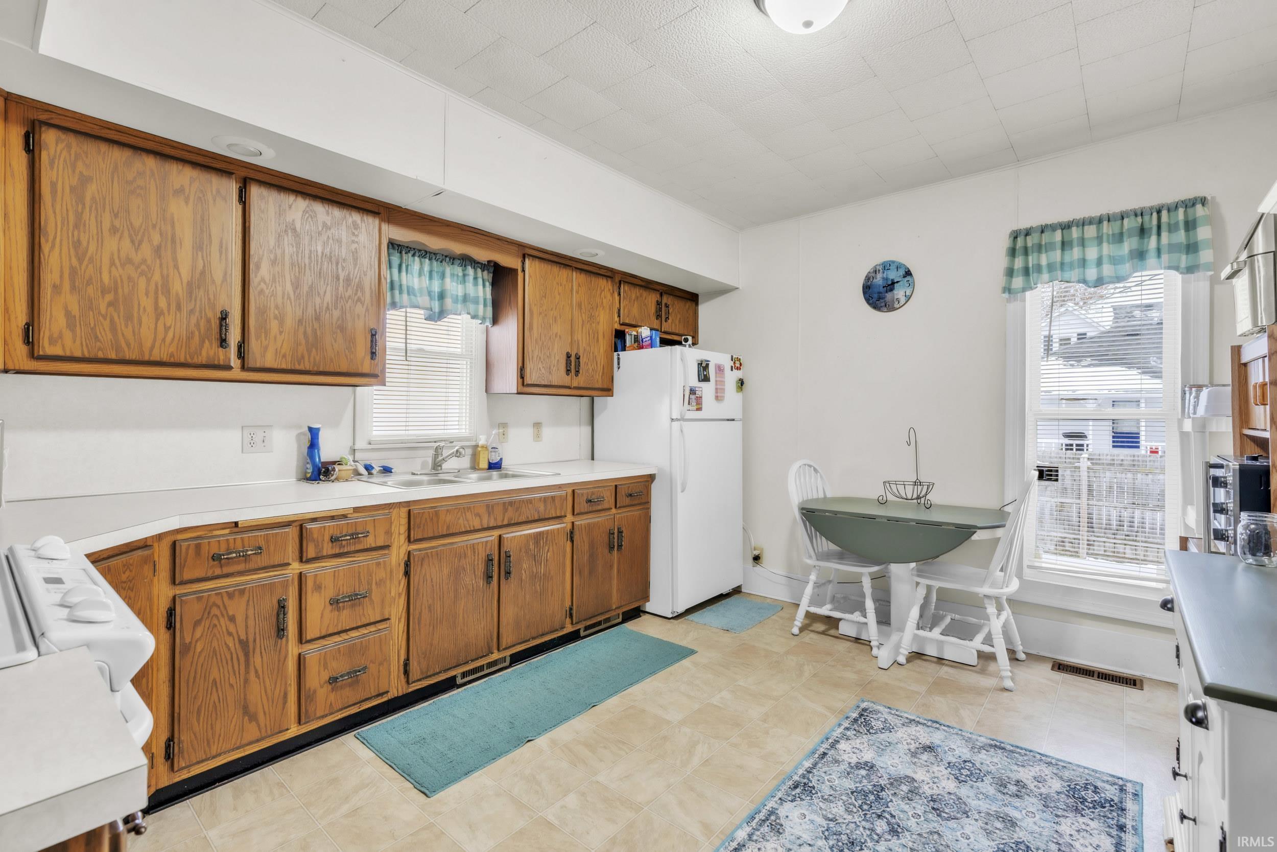 215 North York Street Albion, IN 46701 - Photo 12 of 36