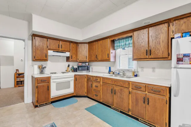 $200,000 | 215 North York Street, Albion, IN 46701