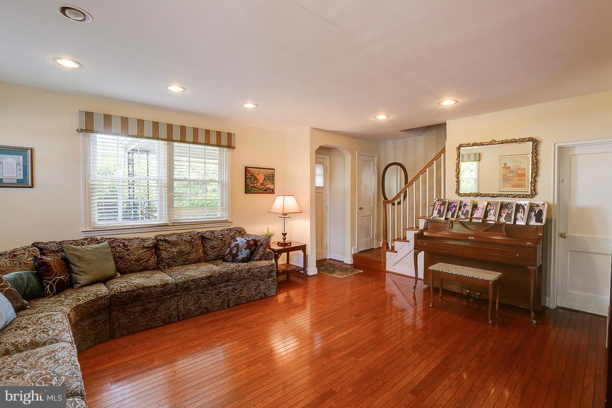 6910 Fieldcrest Road Baltimore, MD 21215 - Photo 3 of 30 Living Room