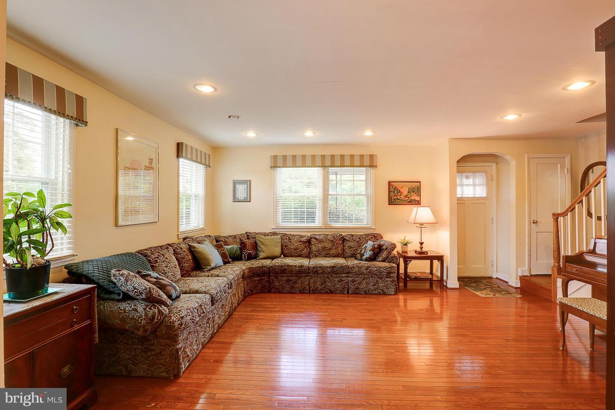 6910 Fieldcrest Road Baltimore, MD 21215 - Photo 5 of 30 Living Room