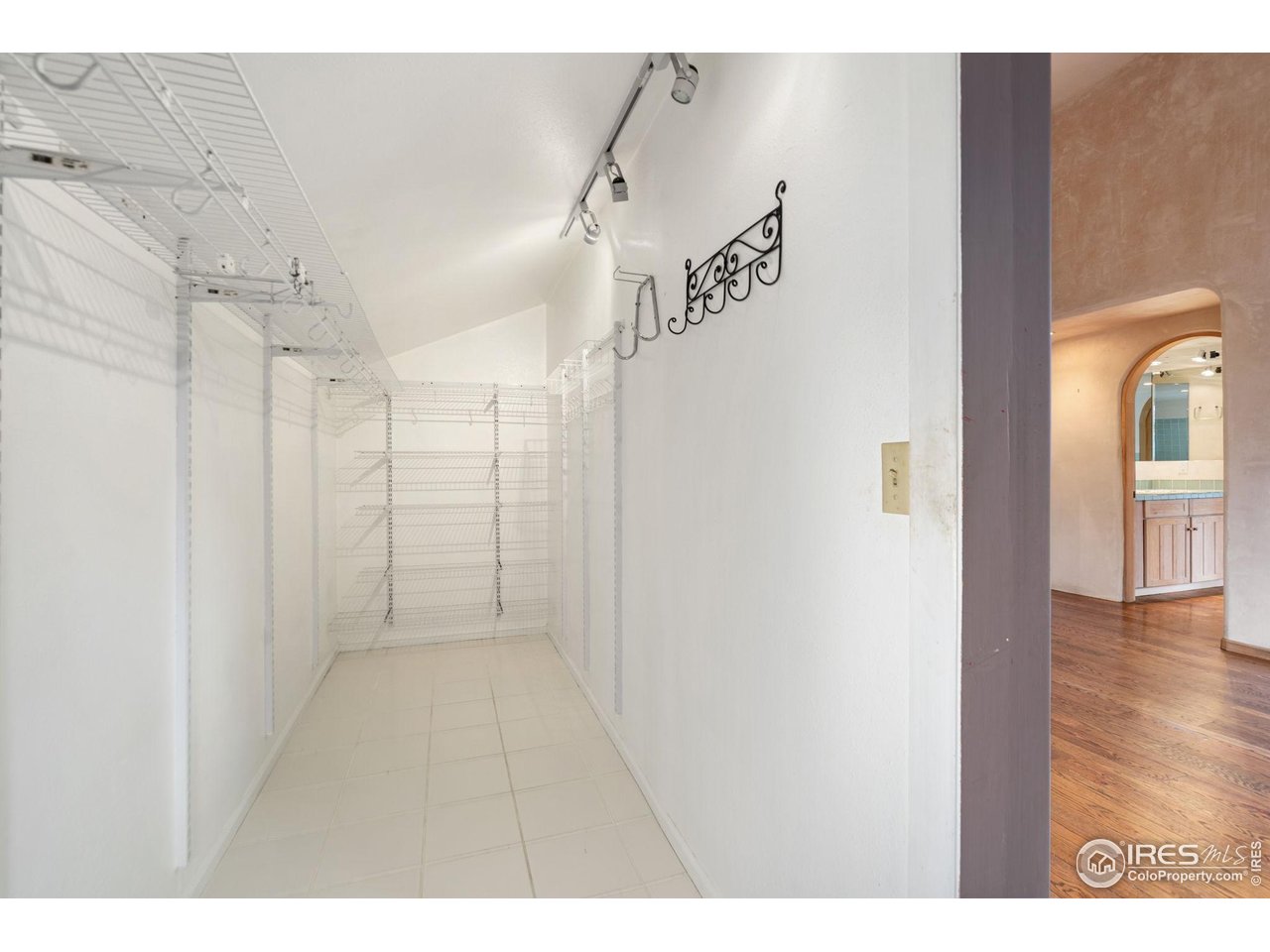 1000 Alaska Road Boulder, CO 80302 - Photo 13 of 50 a view of a hallway with entryway