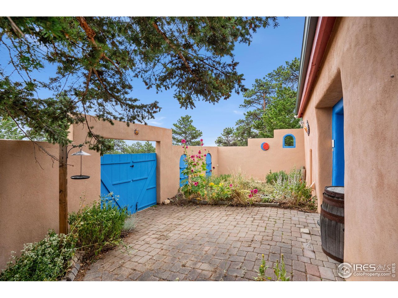 1000 Alaska Road Boulder, CO 80302 - Photo 4 of 50 a view of a backyard