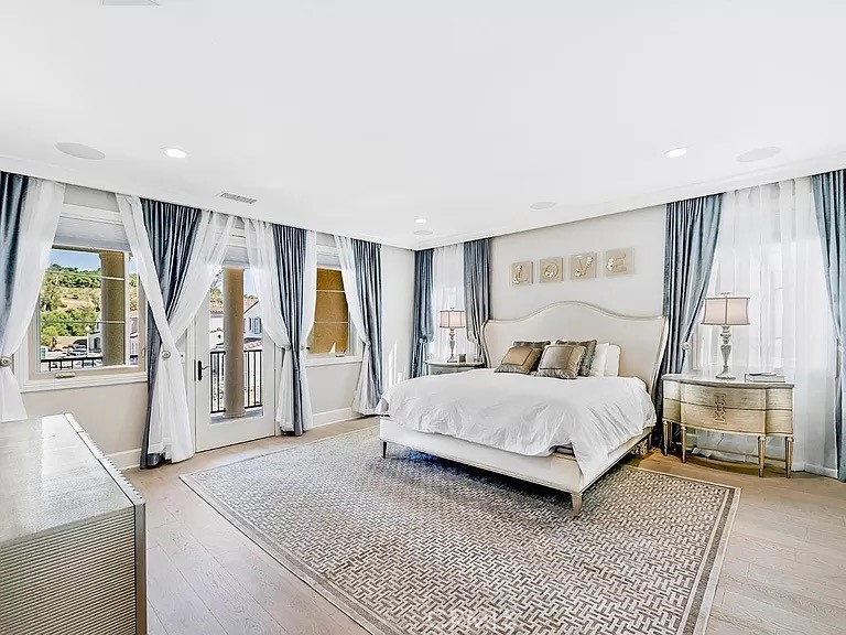 65 Rockinghorse Irvine, CA 92602 - Photo 22 of 45 a spacious bedroom with a large bed and a window