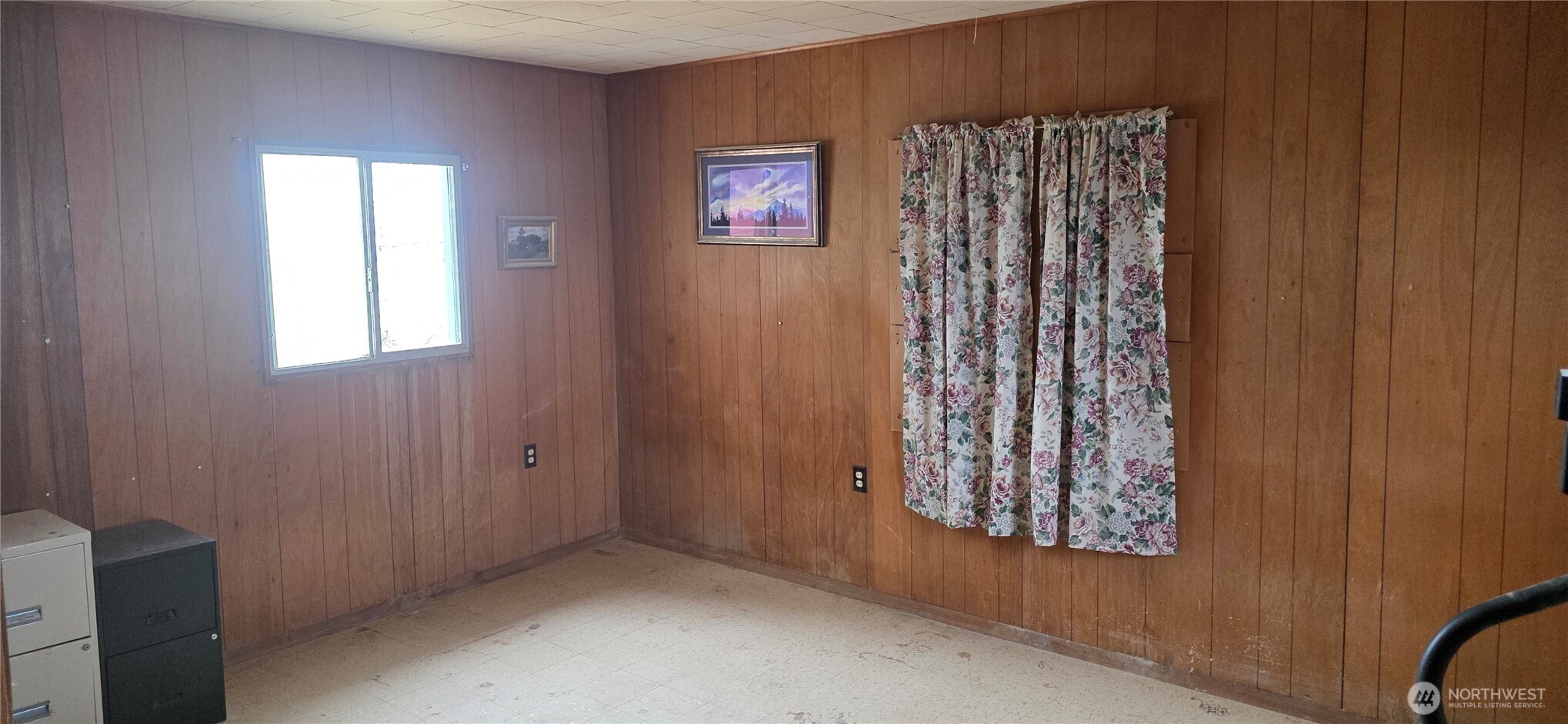 15841 Highway 2 Waterville, WA 98858 - Photo 5 of 40 an empty room with windows