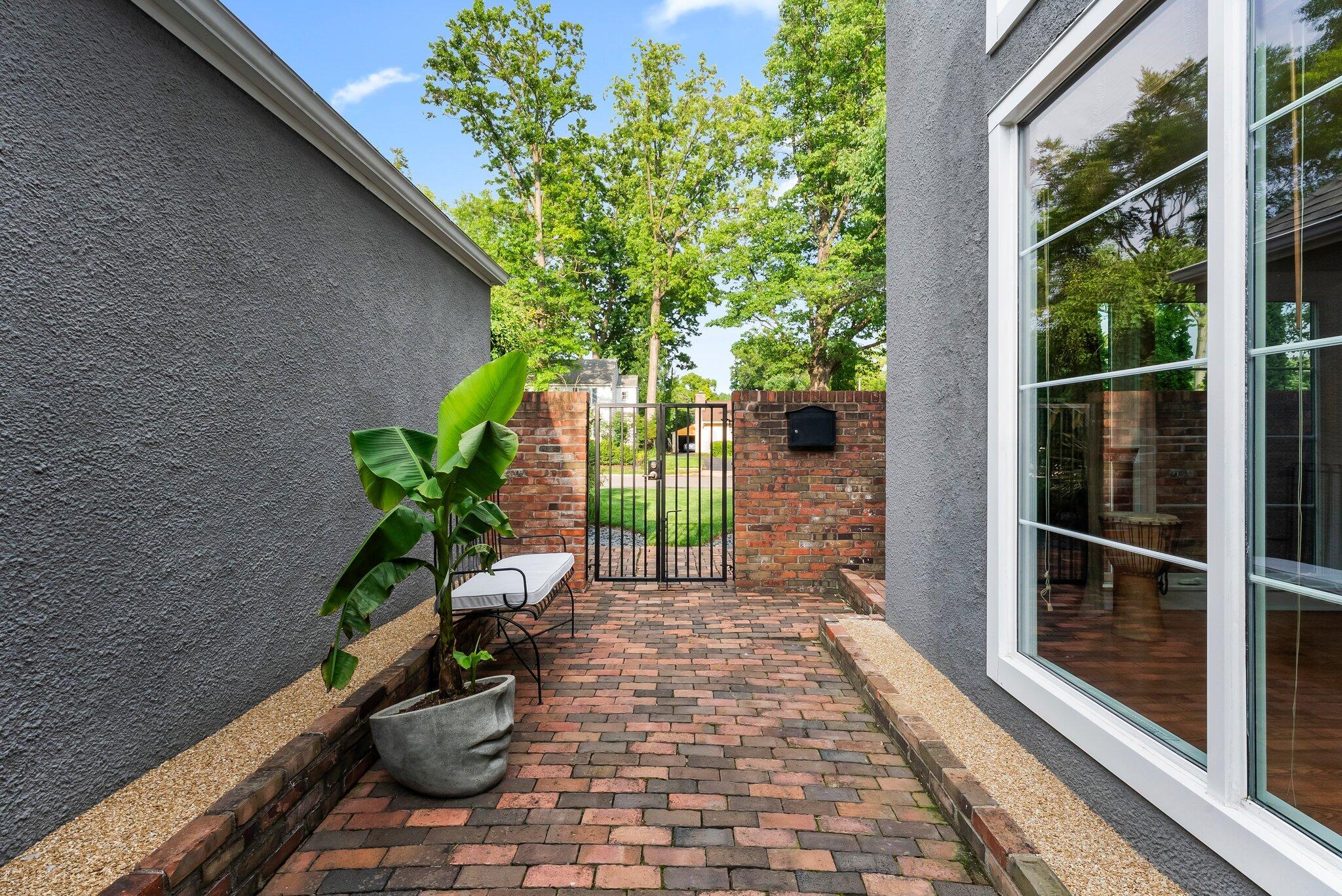 195 South Gould Road Columbus, OH 43209 - Photo 4 of 47 DSC09883