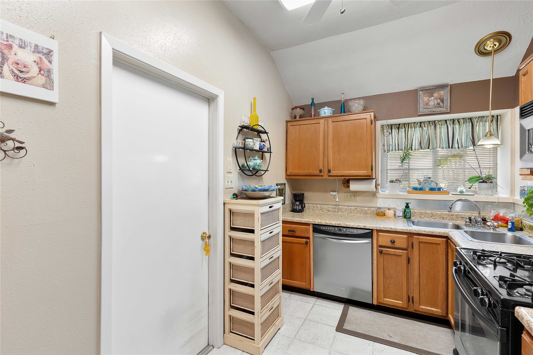 15730 Castorglen Drive Houston, TX 77598 - Photo 25 of 38 a kitchen with a white cabinets and white appliances