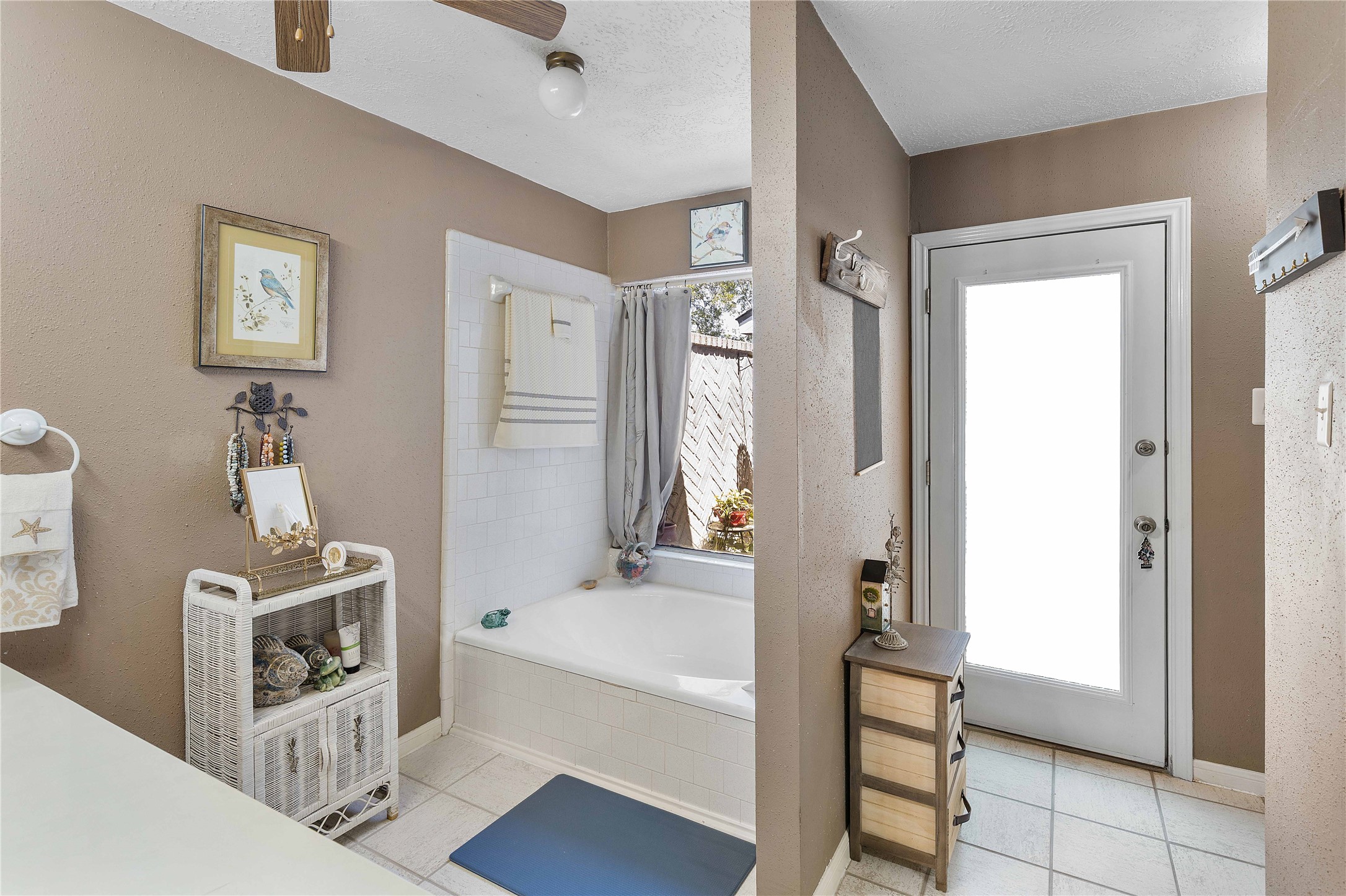 15730 Castorglen Drive Houston, TX 77598 - Photo 30 of 38 a bathroom with a tub a sink and a mirror