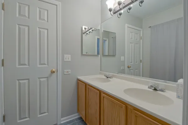 $2,150 | 1431 West Split Oak Circle, Round Lake Beach, IL 60073